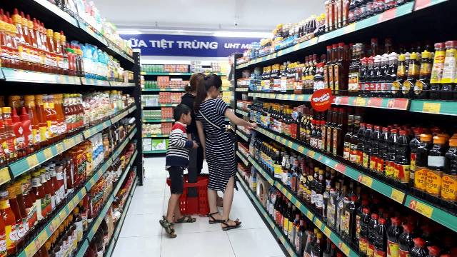 Khách hàng mua sắm tại siêu thị Vinmart