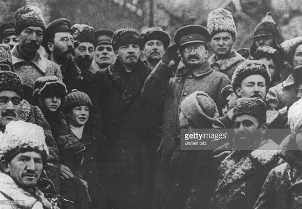 Lênin và những người  đồng chí trong cuộc Cách mạng Tháng Mười.    Ảnh: Getty Images