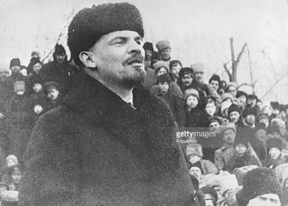 Lênin đứng giữa quần chúng trong một cuộc biểu tình ở Moscow. Ảnh: Getty Images