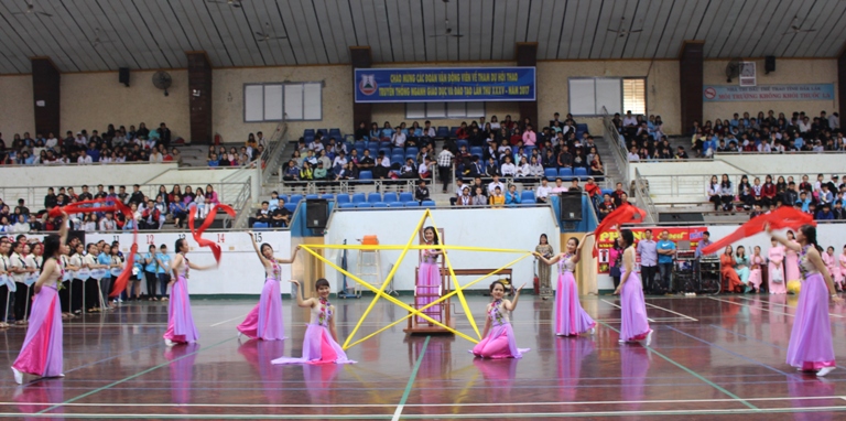 Tiết mục văn nghệ chào mừng hội thao.