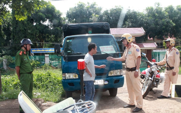 Một phương tiện vi phạm đỗ trước cổng trường học trên đường Nguyễn Chí Thanh (TP. Buôn Ma Thuột)  bị lực lượng chức năng xử lý.