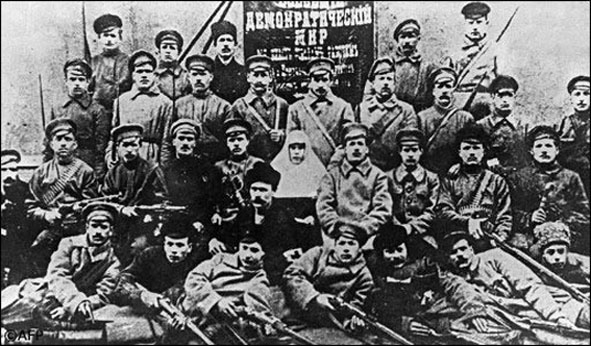 Các chiến sĩ Bolshevik, đội quân đầu tiên của Hồng quân Liên Xô và các công nhân nhà máy Triangle tại Petrograd ngày 7-11-1917.