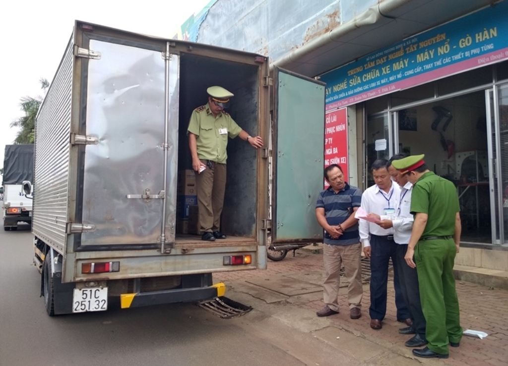 Đoàn liên ngành kiểm tra một phương tiện tại phường Ea Tam