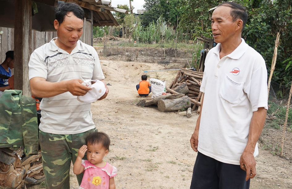 Anh Phùng Văn Máy (bìa trái) ở thôn Noh Prông, xã Hòa Phong là một trong những quần chúng ưu tú nằm trong diện xem xét kết nạp Đảng. 