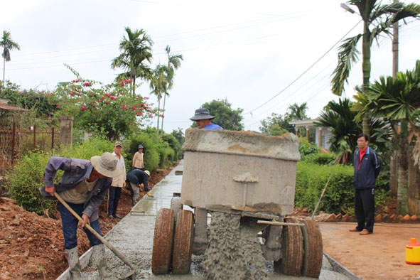 Người dân thôn Lộc Tiến, xã Phú Lộc làm đường giao thông nông thôn.