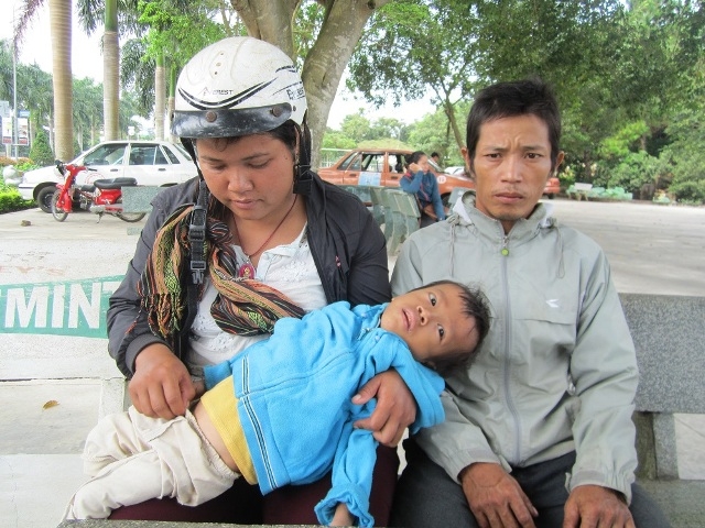Vợ chồng chị H'Mai Niê và đứa con mắc bệnh bại não.