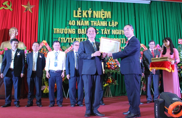 Đại diện Bộ Giáo dục- Đào tạo trao Bằng khen tặng các tập thể, cá nhân có thành tích xuất sắc.