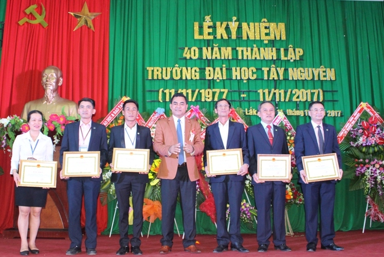 Phó Bí thư Tỉnh ủy, Chủ tịch HĐND tỉnh Y Biêr Niê trao Bằng khen của UBND tỉnh tặng các cá nhân, tập thể của Nhà trường.