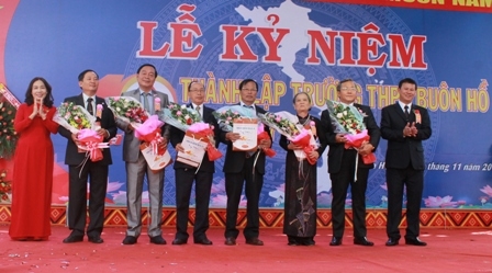 Lãnh đạo Trường THPT Buôn Hồ tặng hoa tri ân các thầy cô giáo nguyên là hiệu trưởng nhà trường qua các thời kỳ.