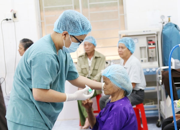 Bệnh nhân được khám và tư vấn các bệnh về mắt.