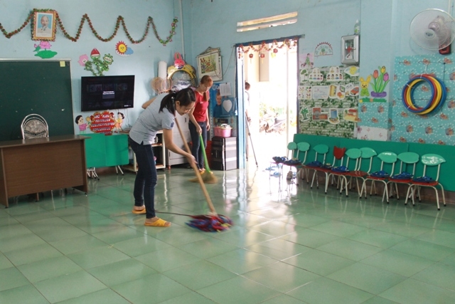 Giáo viên và nhân viên Trường Mẫu giáo Kim Đồng vệ sinh lớp học.