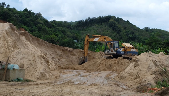 Bãi tập kết cát trái phép ở cầu Giang Sơn (Cư Kuin) đang được các đơn vị di dời vào điểm quy hoạch. 