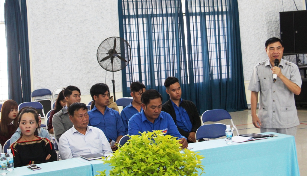Phó Bí thư Tỉnh ủy Trần Quốc Cường trao đổi với ĐVTN về xu thế khởi nghiệp
