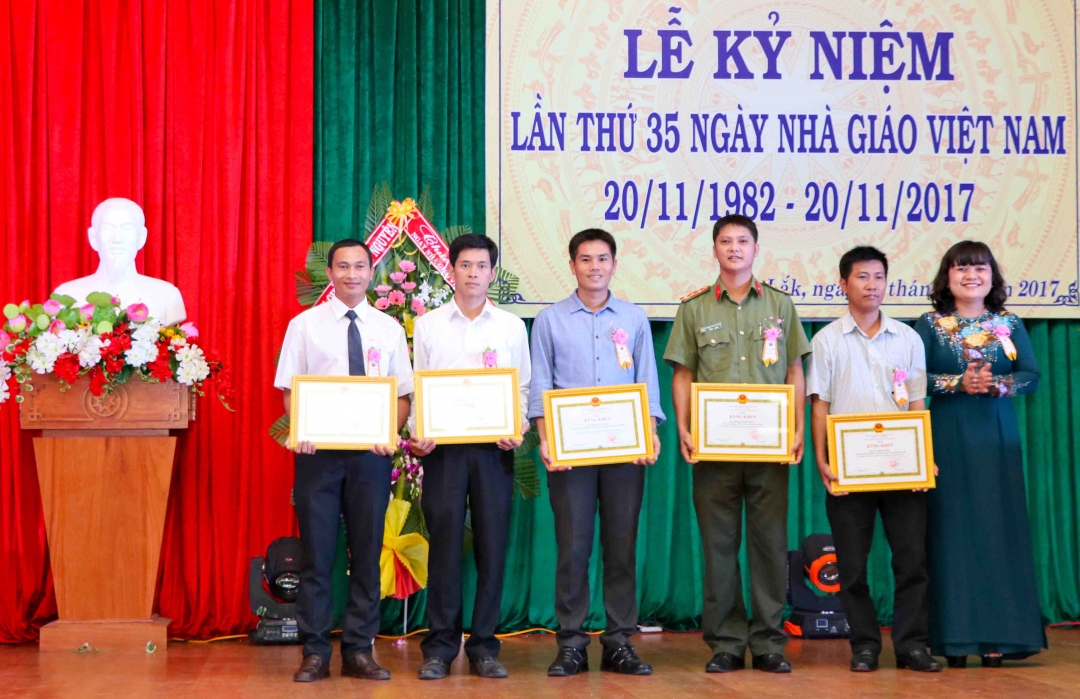 Phó Chủ tịch UBND tỉnh HYim Kđoh trao Bằng khen của UBND tỉnh tặng các giáo viên dạy giỏi. Ảnh:H.Gia 