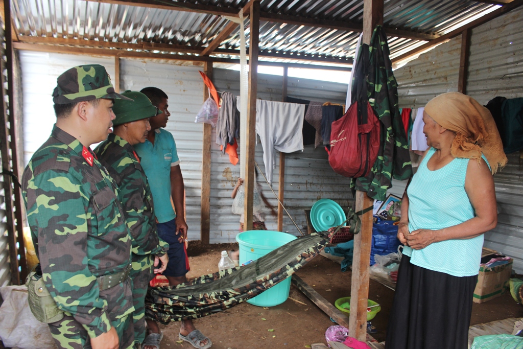 Đại diện Bộ Chỉ huy Quân sự tỉnh đến thăm, động viên gia đình bị thiệt hại sau bão