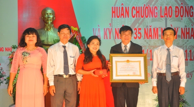 Thừa ủy quyền của Chủ tịch nước, Phó Chủ tịch UBND tỉnh H'Yim Kđoh trao Huân chương Lao động hạng Nhì tặng tập thể nhà trường.