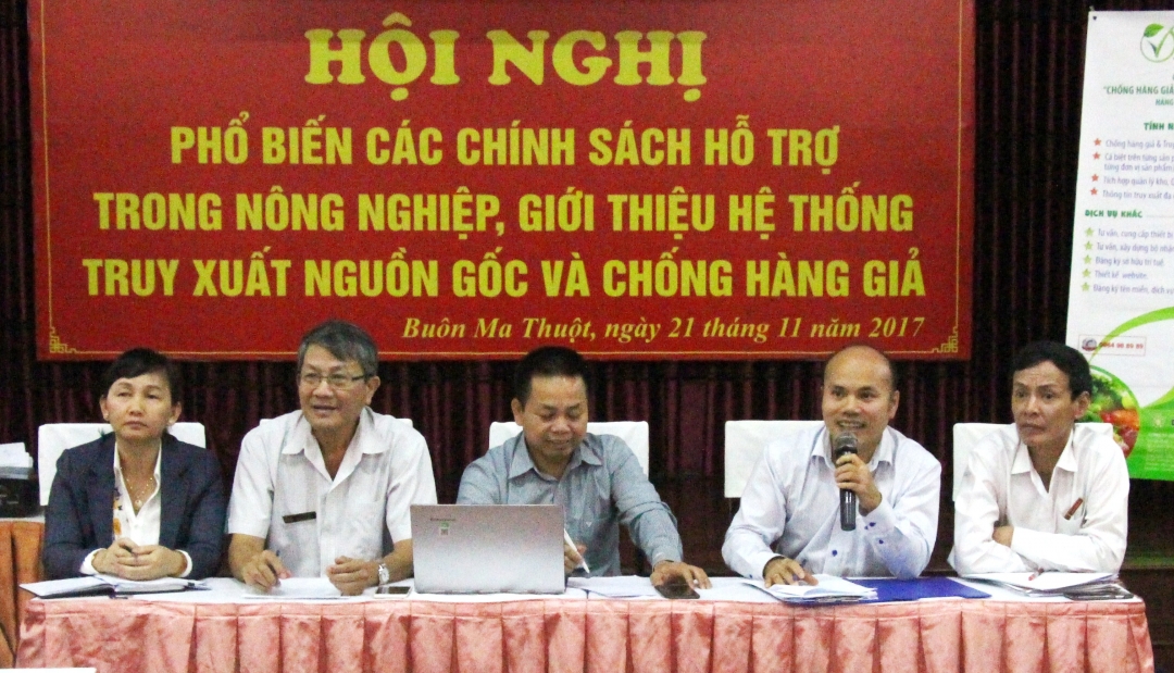 Đại diện các sở, ngành thông tin về các hoạt động liên quan đến chính sách hỗ trợ nông nghiệp