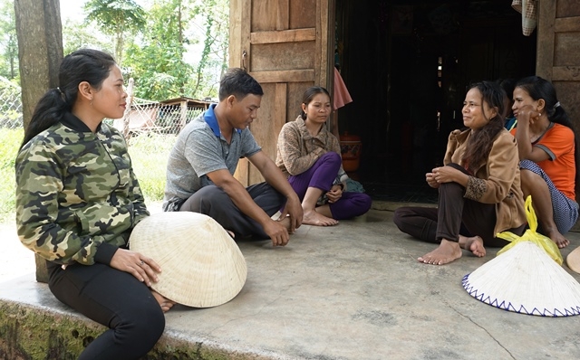 Tuyên truyền về chính sách dân tộc cho bà con trong buôn. (Ảnh minh họa)