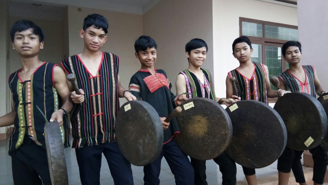 Một buổi học đánh cồng chiêng của các em học sinh trường nội trú. 