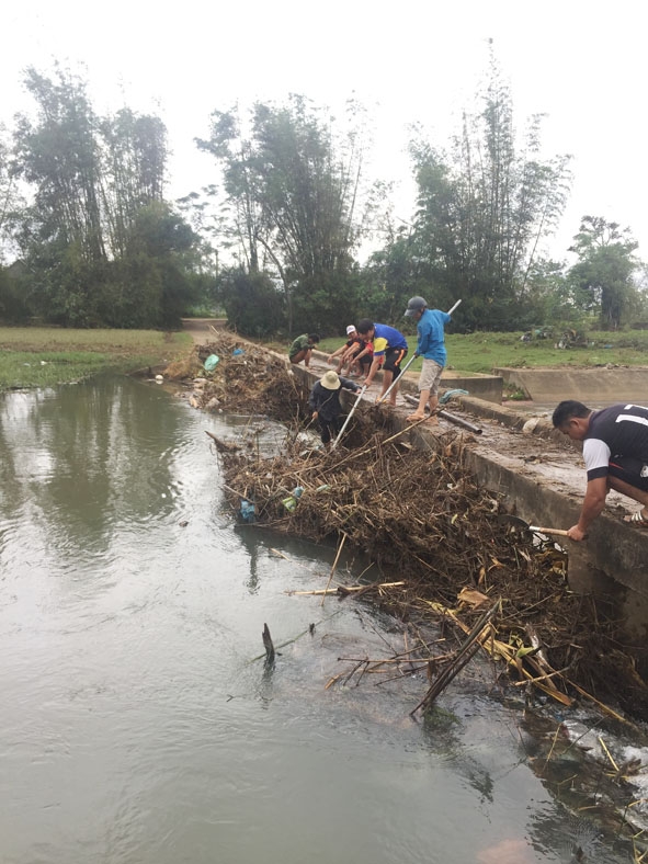 Nhân viên thủy lợi huyện Lắk đang dọn rác, khơi thông cống các công trình thủy lợi.