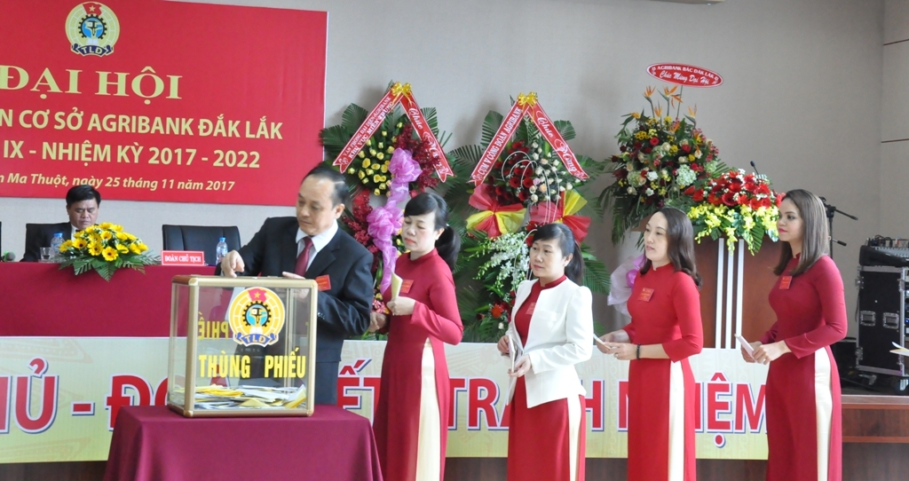 Các đại biểu bỏ phiếu bầu Ban Chấp hành nhiệm kỳ 2017-2022