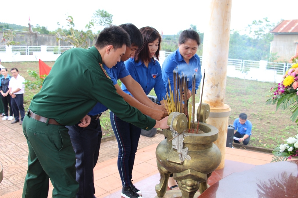 Đoàn viên thanh niên dâng hương tưởng niệm các anh hùng liệt sỹ