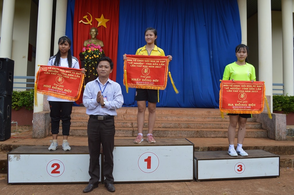ĐạI diện Tỉnh Đoàn trao giải nội dung đồng đội nữ tay ngang cho các đơn vị. Ảnh: V. Anh