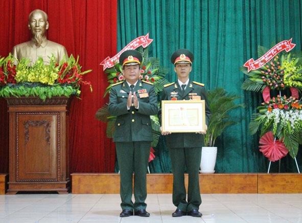 Trung tá Cao Xuân Đức, Trưởng Ban Tuyên huấn (bên phải) được Bộ Quốc phòng  tặng danh hiệu chiến sĩ thi đua toàn quân.