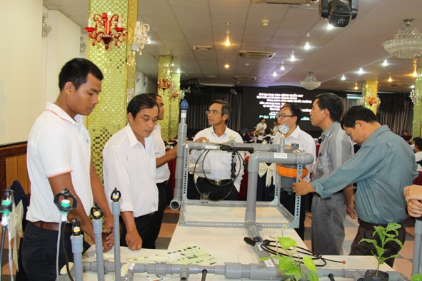 Người dân tham quan mô hình tưới tiết kiệm nước.  