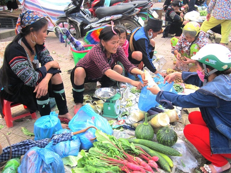 Đồng bào vùng cao có cách bán hàng độc đáo.  