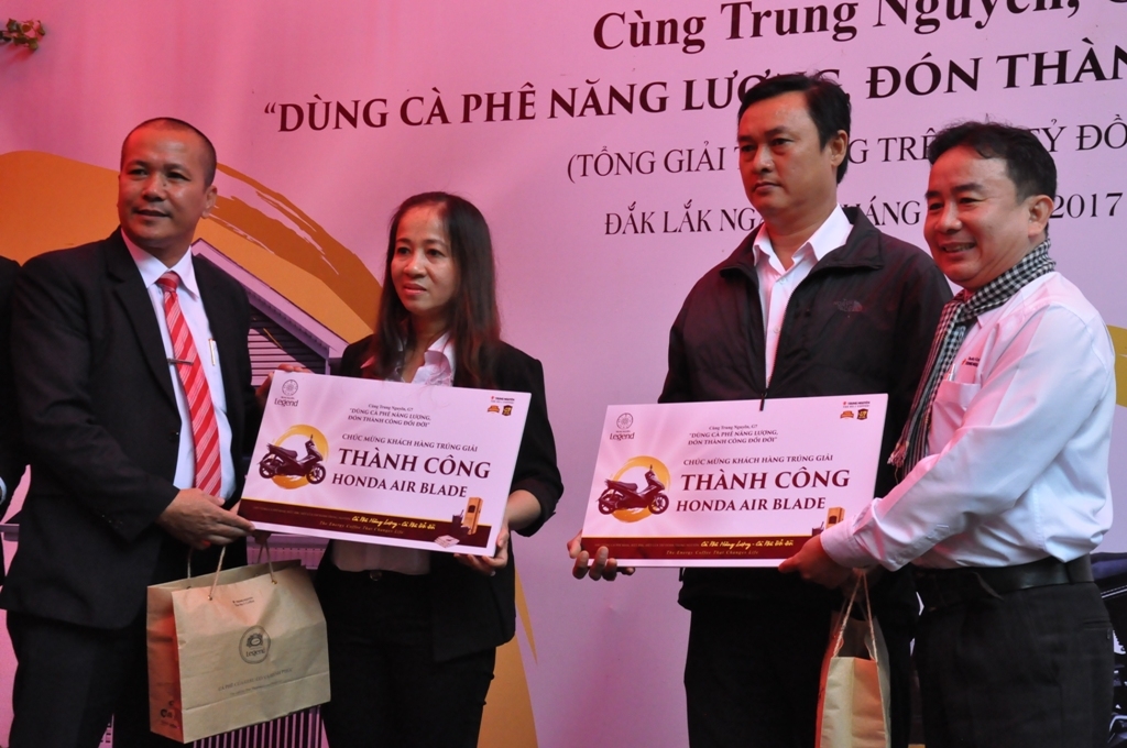 Đại diện lãnh đạo Tập đoàn Trung Nguyên trao thưởng cho 2 khách hàng đoạt giải Năng lượng thành công