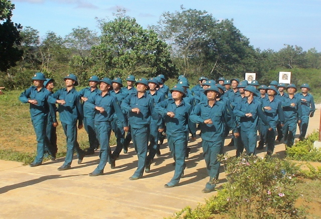 Lực lượng tự vệ Công ty TNHH MTV Cao su Krông Búk luyện tập điều lệnh đội ngũ. 