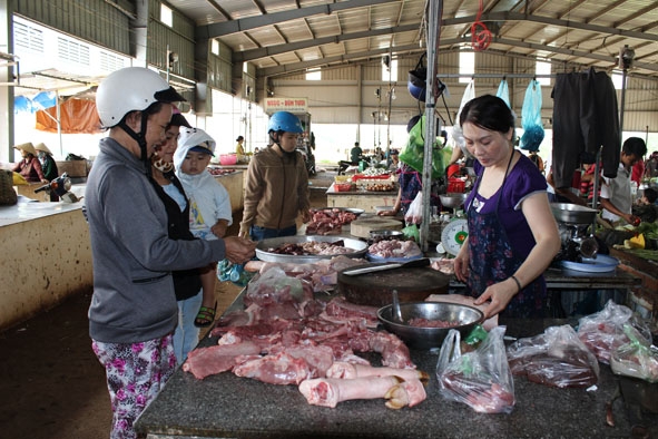 Thực phẩm tươi sống chợ đầu mối Tân Hòa không được che đậy, bảo quản.