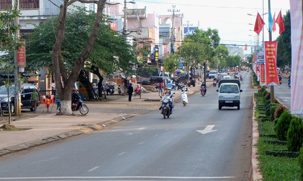 Tuyến đường trung tâm thị xã Buôn Hồ khang trang, sạch đẹp, thông thoáng.  