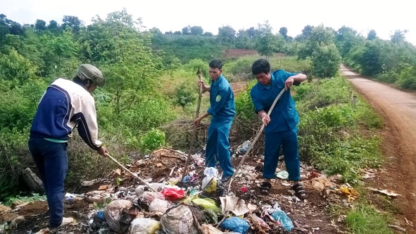 Thanh niên xã Cư Pơng thu gom và xử lý rác thải trên địa bàn xã. 