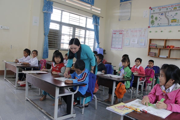 Cô Hồ Thị Kim Thoa (giáo viên chủ nhiệm lớp 1B) Trường Tiểu học Nơ Trang Lơng trong một tiết dạy.   