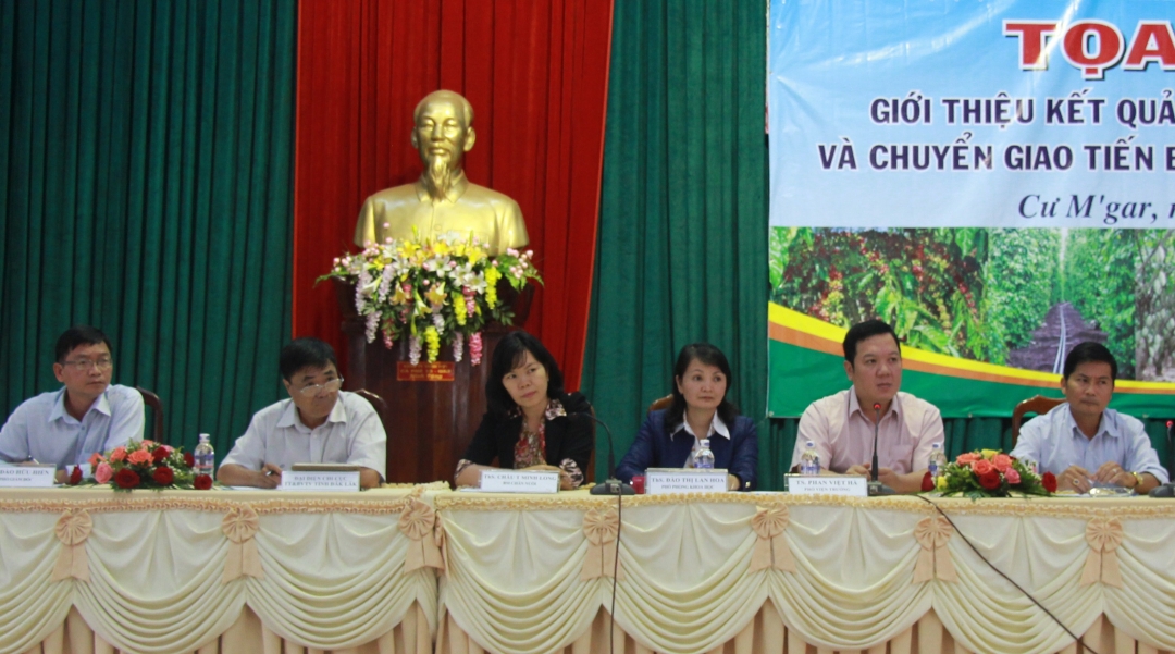 Đại diện các Nhà khoa học, nhà quản lý trực tiếp trả lời các câu hỏi của bà con nông dân