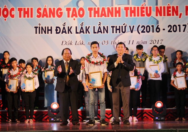 Em Vũ Thanh Sơn nhận giải Nhất tại cuộc thi sáng tạo thanh thiếu niên, nhi đồng lần thứ V.