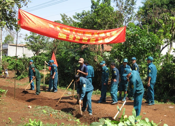 Dân quân  xã Ea Tu  tham gia  làm đường, xây dựng  nông thôn mới.     