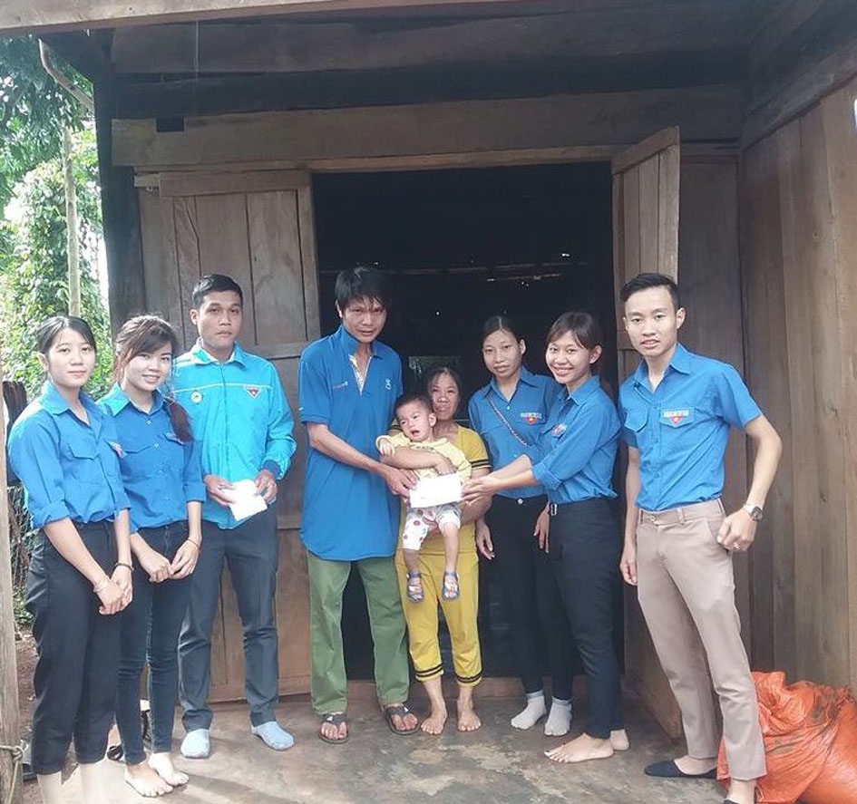 Đội Công tác xã hội huyện Krông Búk tham gia chương trình Bữa cơm ý nghĩa lần thứ 10, tại thôn Liên Hóa, Cư Kbô.