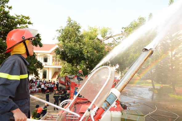 Lực lượng chữa cháy chuyên nghiệp phối hợp với lực lượng chữa cháy cơ sở thực tập phương án chữa cháy, cứu nạn cứu hộ tại Trường THPT  Cao Bá Quát.  