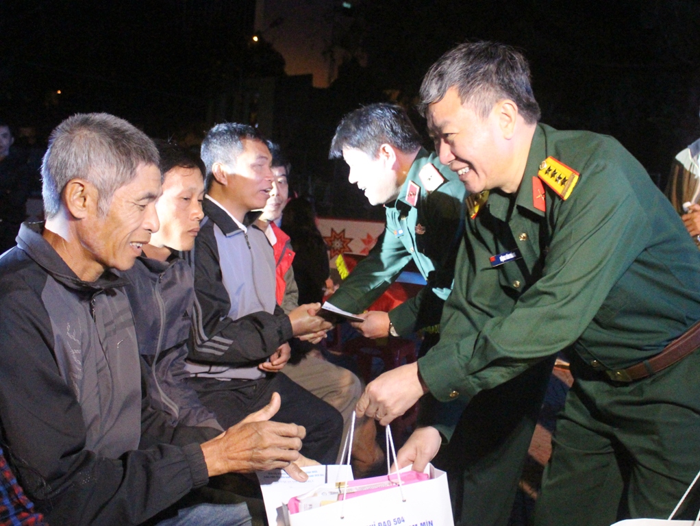 ... và đại diện Ban tổ chức chương trình trao quà tặng các nạn nhân bom mìn