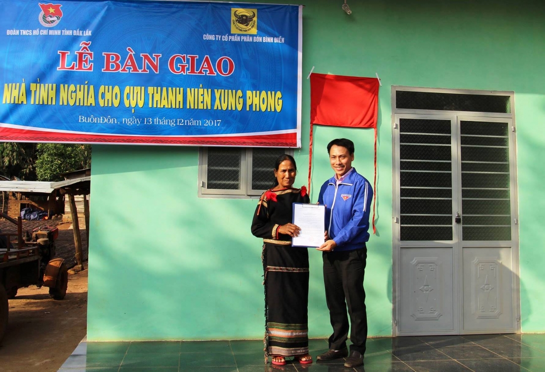 Phó Bí thư Tỉnh Đoàn Nguyễn Ngọc Hoàng trao quyết định bàn giao nhà cho cựu thanh niên xung phong