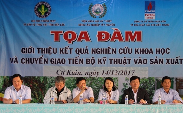 Đại diện các nhà khoa học, nhà quản lý giải đáp các thắc mắc cho nông dân