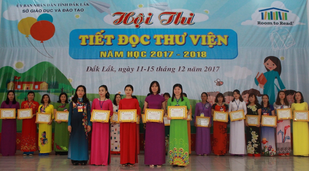 Trao giải cho các thí sinh có thành tích cao tại Hội thi.