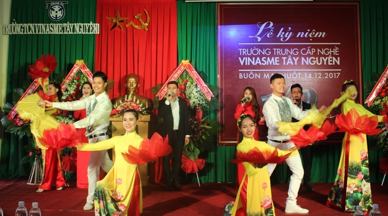 Tiết mục văn nghệ chào mừng buổi lễ.