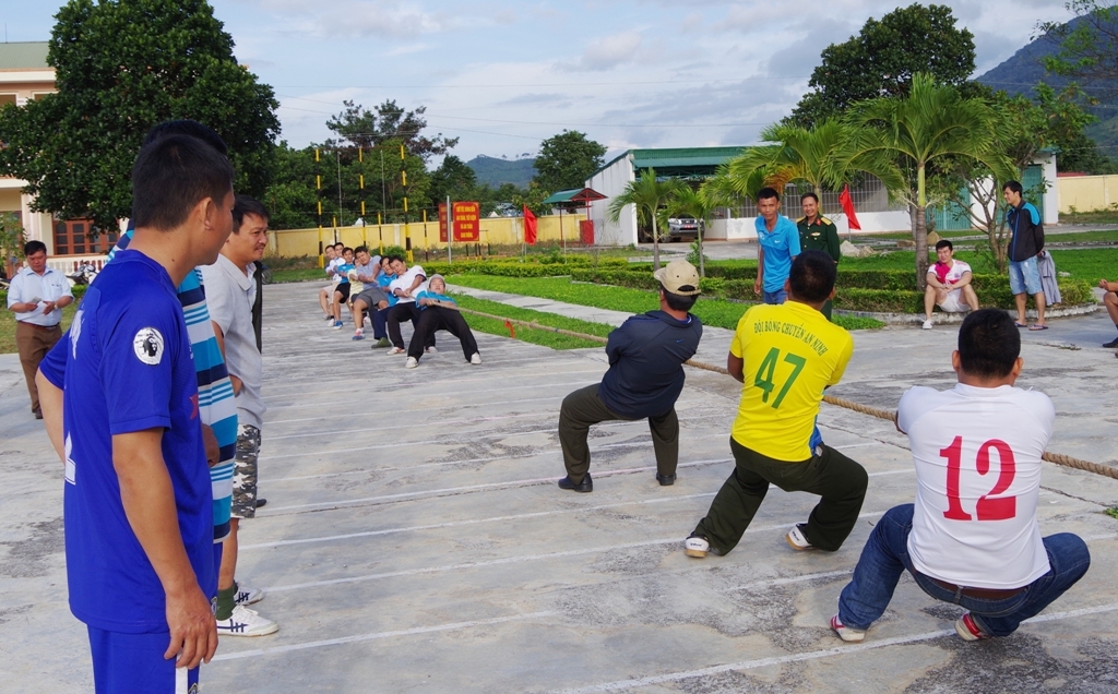 Các đội thi tài ở nội dung kéo co