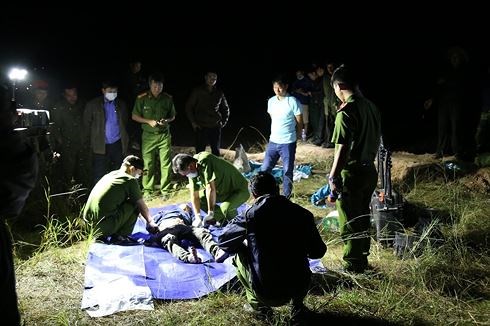 Các lực lượng chức năng khám nghiệm hiện trường và các nạn nhân điều trị tại bệnh viện.