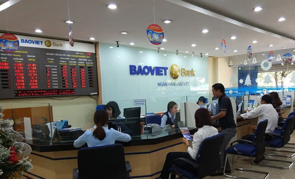 Khách hàng giao dịch tại BAOVIET Bank Đắk Lắk.