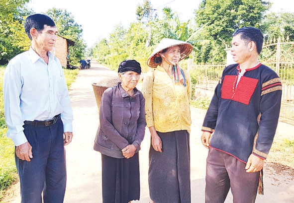 Trưởng buôn Y Thi (ngoài cùng bìa phải) gặp gỡ, trò chuyện với người dân trong buôn. 